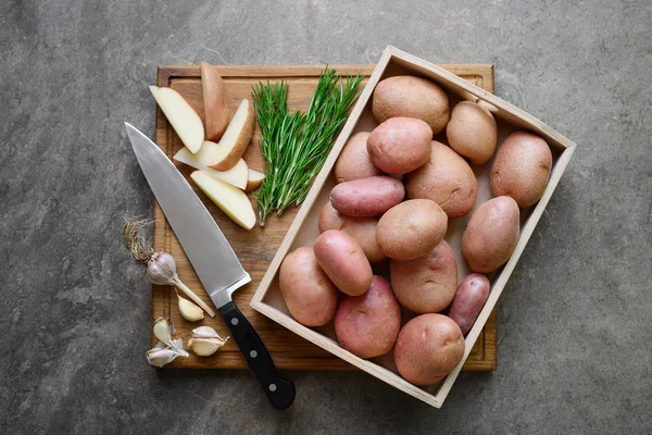 Φρέσκο από το έτοιμο για να ψηθεί με σκόρδο πατάτες αγρόκτημα και — Φωτογραφία Αρχείου
