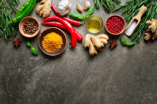 Condimente, ierburi și diverse alte ingrediente culinare fundal — Fotografie, imagine de stoc