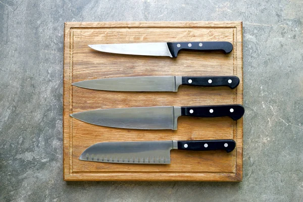 Kitchen Knives Set Laying Wooden Cutting Board Flat Lay View — Stock Photo, Image