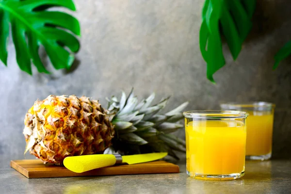パイナップル ジュース、フロント ビュー — ストック写真