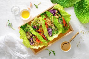 Vegan Detoks böreği quinoa lahanası ve Tay fıstık ile sa