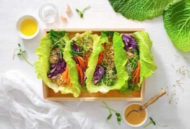 Vegan Detoks böreği quinoa lahanası ve Tay fıstık ile sa