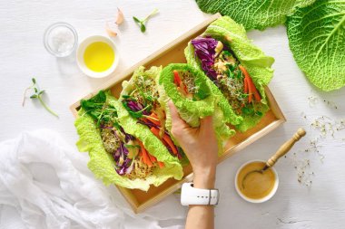 Vegan Detoks böreği quinoa lahanası ve Tay fıstık ile sa
