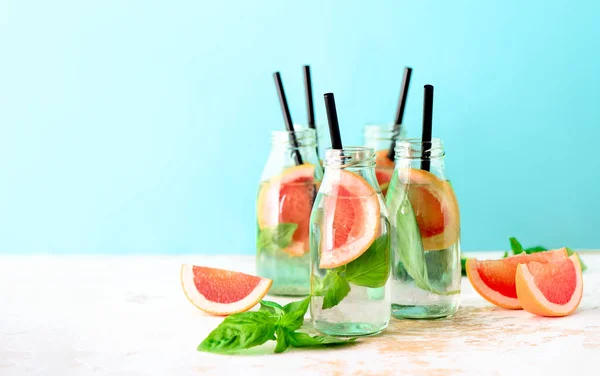 Pomelo y albahaca bebida refrescante verano —  Fotos de Stock