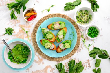 Yeşil bezelye ve nane pesto ile ferahlatıcı huysuz kanepeler