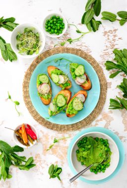 Yeşil bezelye ve nane pesto ile ferahlatıcı huysuz kanepeler