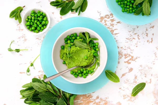 Gröna ärter och mynta uppfriskande grön pesto — Stockfoto