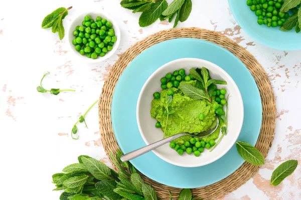 Gröna ärter och mynta uppfriskande grön pesto — Stockfoto