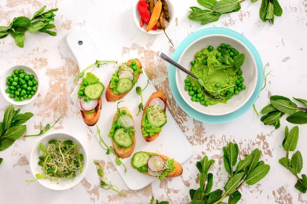 Refreshing crusty canapes with green peas and mint pesto — Stock Photo, Image