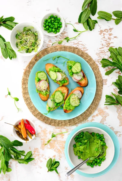 Yeşil bezelye ve nane pesto ile ferahlatıcı huysuz kanepeler — Stok fotoğraf