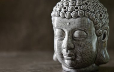 Buda baş heykeli ayakta kara taş yüzeyi