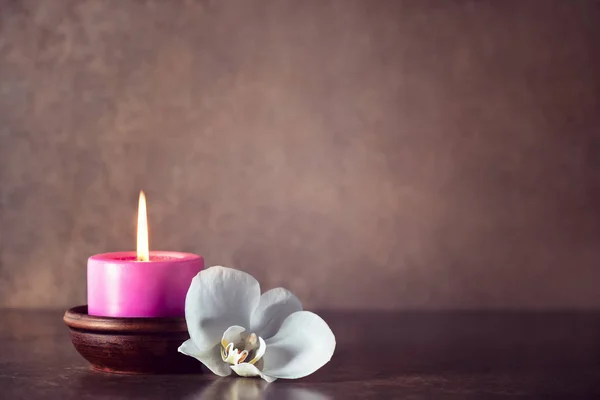 Spa aromatic birning candle decorated with white orchid — Stock Photo, Image