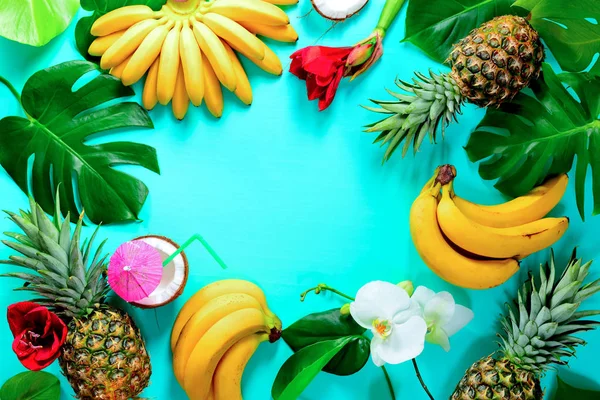 Verão conceito colorido com frutas e flores tropicais, espaço — Fotografia de Stock