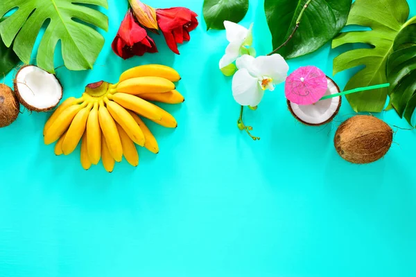 Sommer tropischen Hintergrund mit Früchten und tropischen Blumen und — Stockfoto