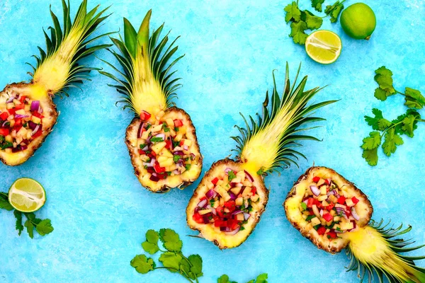 Ananas salsa, geserveerd in een ananas schelpen — Stockfoto