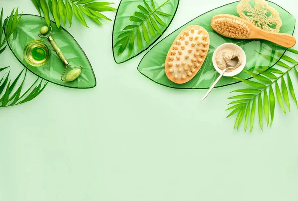 Kozmetik kil ve masaj fırçaları kullanmaya hazır spa ayarlama arkaplanı, en üstteki görünüm resmi, metin için boş alan