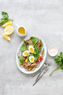 Bahar proteini zengin kuşkonmaz salatası jamon dilimleri ve haşlanmış yumurtalar mevsimsel sağlıklı yemek tarifi fikri, tepeden tırnağa görüş.