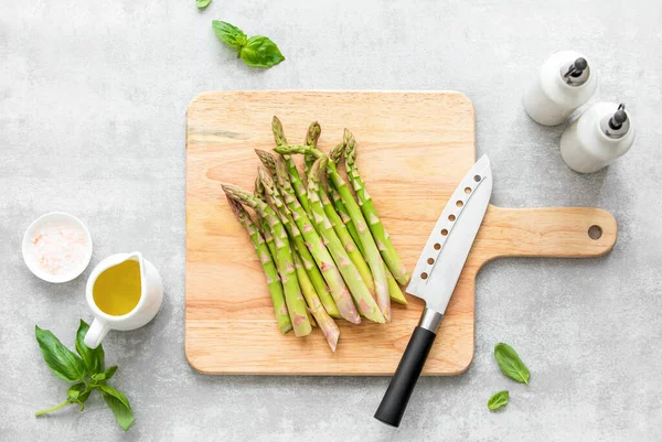 Asparagus Cooking Concept Top View Cutting Board Fresh Bunch Asparagus — Stock Photo, Image