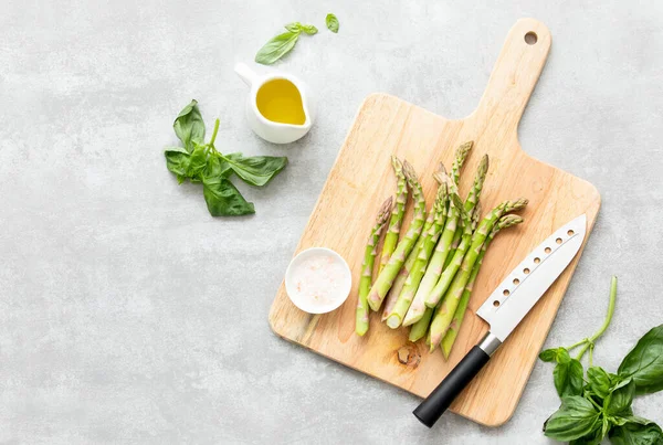 Asparagus Cooking Concept Top View Cutting Board Fresh Bunch Asparagus — Stock Photo, Image