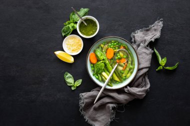 Taze kuşkonmaz ve bezelyeli detoks sebze çorbası.