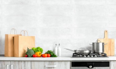 Süpermarketten yeni alınmış taze sebzeler ve mutfak tezgahı, pişirmeye hazır, sağlıklı yemek pişirme konsepti.
