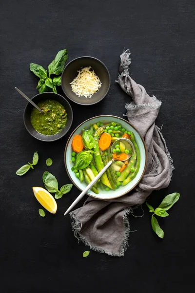 Sopa Legumes Detox Com Espargos Frescos Ervilhas Verdes Vista Cima — Fotografia de Stock