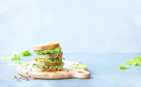 Avokádó Zöld Csírák Saláta Szendvicsek Egészséges Étkezési Koncepció Elölnézet Üres — Stock Fotó