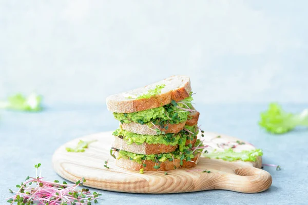 Sandwiches Ensalada Aguacate Brotes Verdes Concepto Nutrición Saludable Vista Frontal —  Fotos de Stock