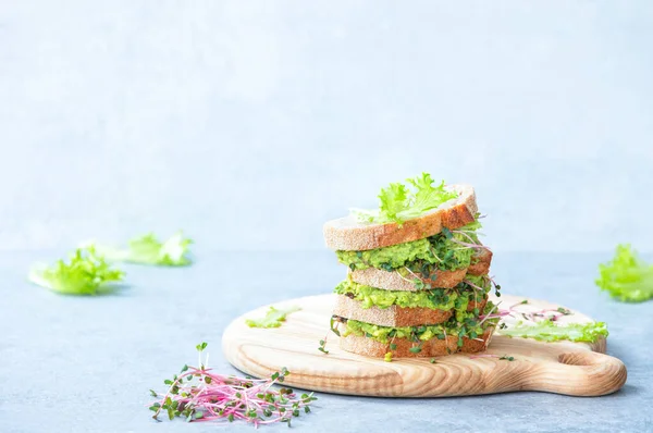 Avokado Yeşil Lahanalı Sandviçler Sağlıklı Beslenme Konsepti Görüş Mesaj Için — Stok fotoğraf