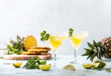 Ananaslı kişniş, bardaklara doldurulmuş margarita.