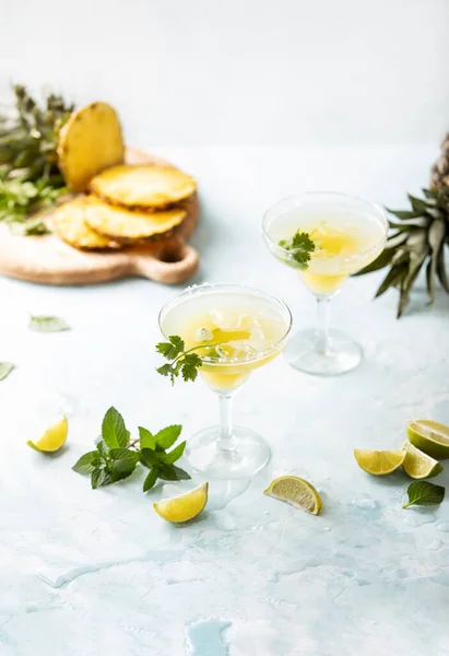 Ananas Koriander Doordrenkt Margarita Glazen Met Ingrediënten Vooraanzicht — Stockfoto