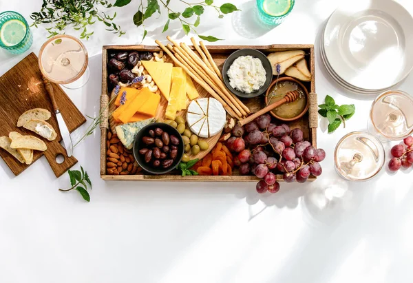 Blick Von Oben Auf Weiße Tischoberfläche Für Leichtes Sommerliches Mittagessen — Stockfoto