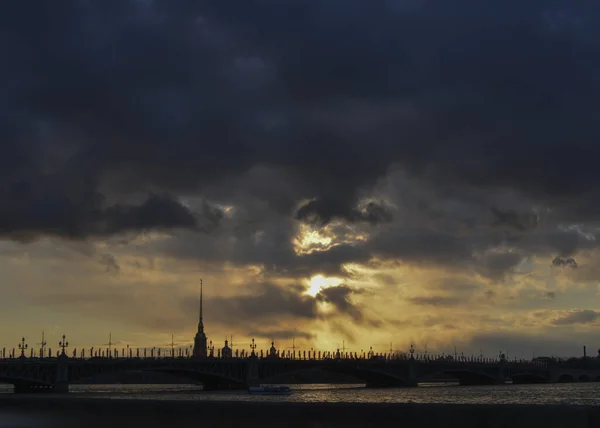 Захід сонця в Санкт-Петербурзі. — стокове фото