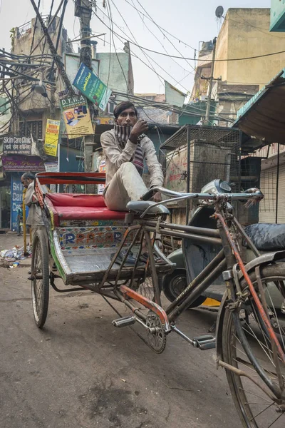 Conductor de Rickshaw en Delhi, India — Foto de Stock