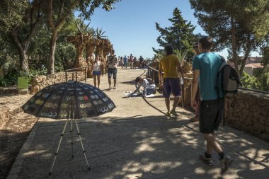 Barcelona Gaudi parkın içinden Stroliing