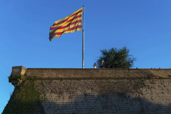 Senyera vlag bij kasteel van Montjuic — Stockfoto