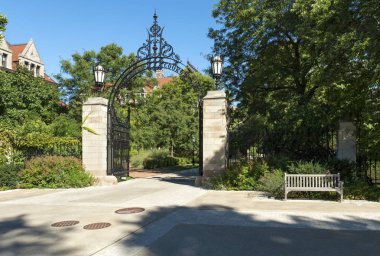 Chicago, Il _ 20 Eylül 2015 - kemerli giriş kapısı Chicago Üniversitesi'nde Hull mahkemeye Chicago mimarisi Gotik Revival tarzda bir örnektir.