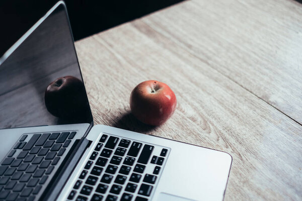 Ноутбук и чашка чая
