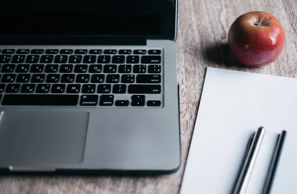 dizüstü bilgisayar ve çay.