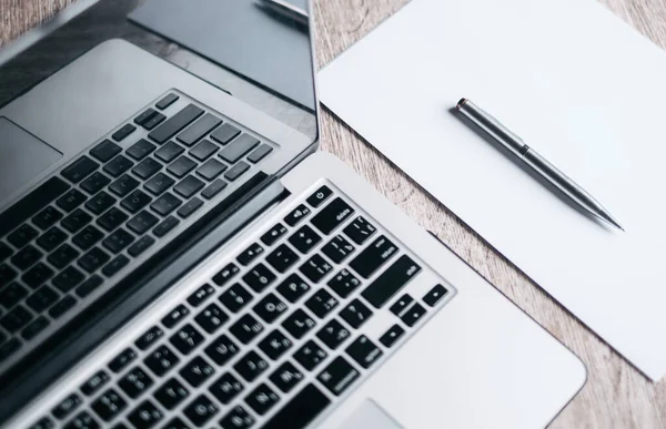 dizüstü bilgisayar ve çay.