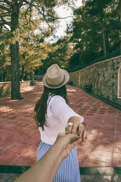 El ele tutuşun Beni izleyin. 