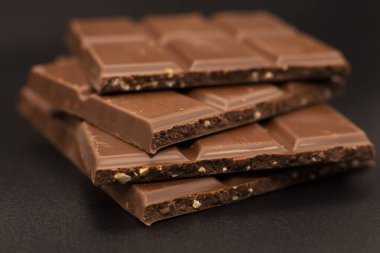 Bir parça çikolata. Çikolata dağı. Fındıklı çikolata..