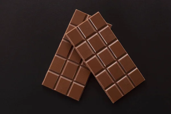 어두운 배경에 초콜릿 — 스톡 사진