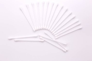 Beyaz kulak beyaz arka plana yapışıyor..