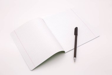Beyaz arkaplanda dolmakalem ve açık defter