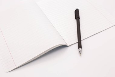 Beyaz bir arkaplanda dizüstü kalem ve dolmakalem
