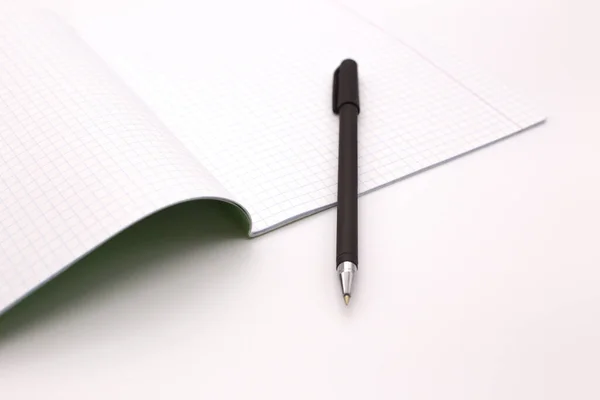 Блокнот Ручка Фонтану Білому Тлі — стокове фото