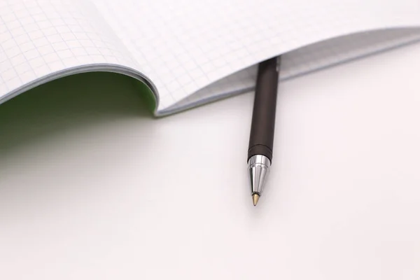 白色背景上的钢笔和记事本 — 图库照片