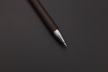 Koyu arkaplandaki siyah dolma kalem, üst görünüm