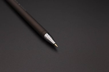 Koyu arkaplanda siyah dolmakalem